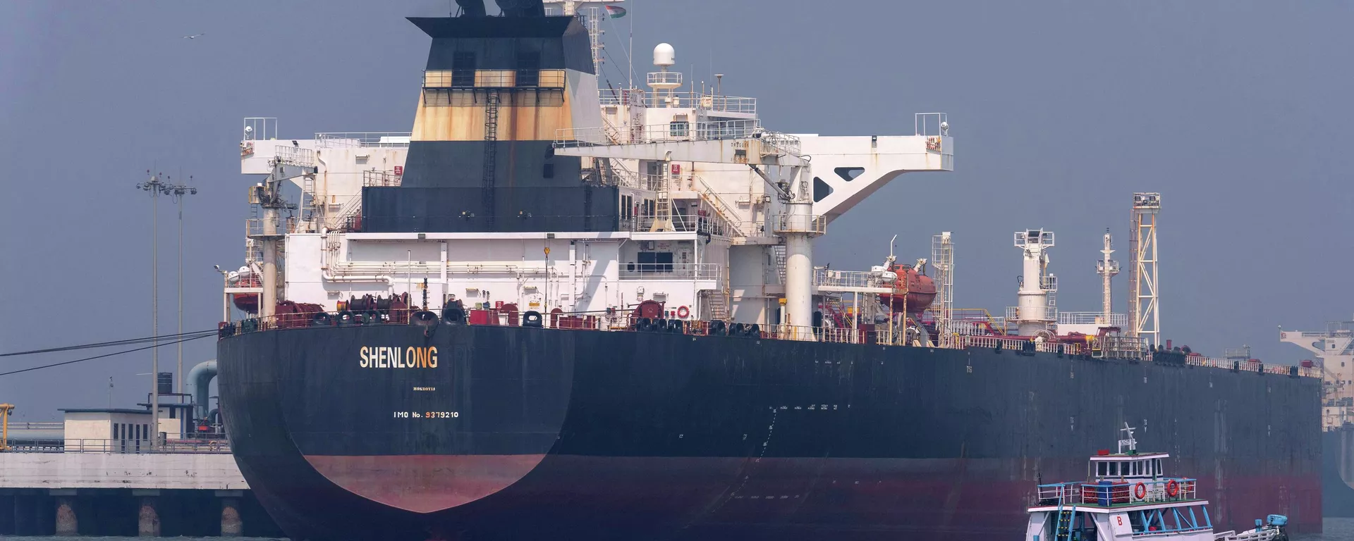 O navio-tanque Shenlong Suezmax, com bandeira da Libéria e carregado com petróleo bruto da Arábia Saudita, chega ao porto de Mumbai após atravessar o estreito de Ormuz. Índia, 12 de março de 2026 - Sputnik Brasil, 1920, 16.04.2026