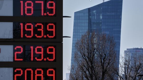 Preços de combustíveis são exibidos em um posto de gasolina tendo o Banco Central Europeu ao fundo, em Frankfurt, Alemanha, 2 de março de 2026 - Sputnik Brasil