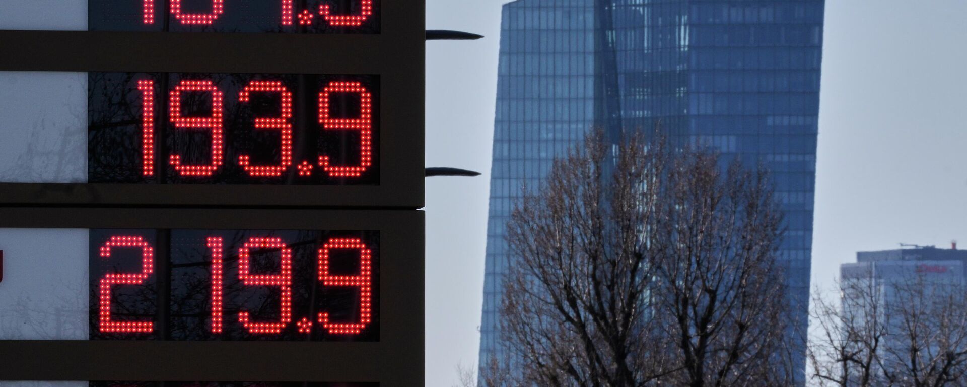 Preços de combustíveis são exibidos em um posto de gasolina, tendo o Banco Central Europeu ao fundo. Frankfurt, Alemanha, 2 de março de 2026 - Sputnik Brasil, 1920, 17.04.2026