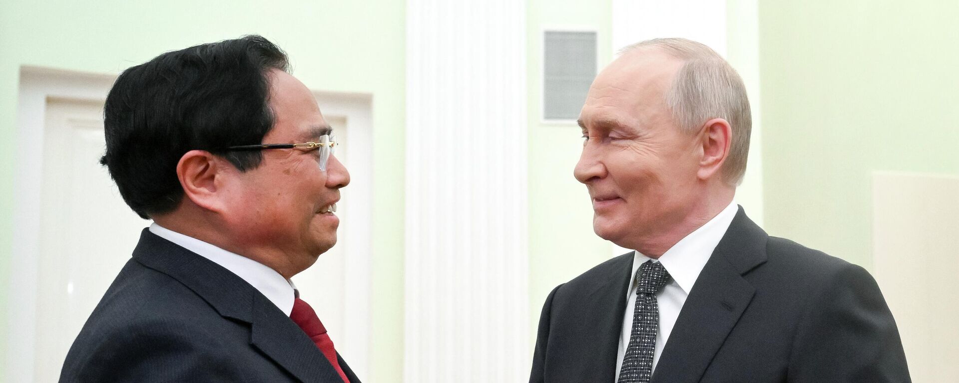 O presidente da Rússia, Vladimir Putin (à dir.), e o primeiro-ministro do Vietnã, Pham Minh Tinh, durante uma reunião no Kremlin, em 25 de março de 2026 O presidente da Rússia, Vladimir Putin (à dir.), e o primeiro-ministro do Vietnã, Pham Minh Tinh, durante uma reunião no Kremlin, em 25 de março de 2026 - Sputnik Brasil, 1920, 09.04.2026