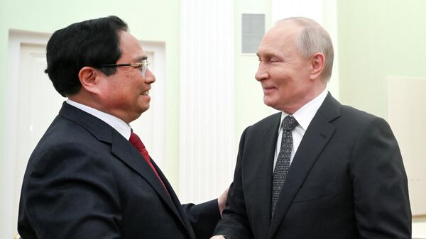 O presidente da Rússia, Vladimir Putin (à dir.), e o primeiro-ministro do Vietnã, Pham Minh Tinh, durante uma reunião no Kremlin, em 25 de março de 2026 - Sputnik Brasil