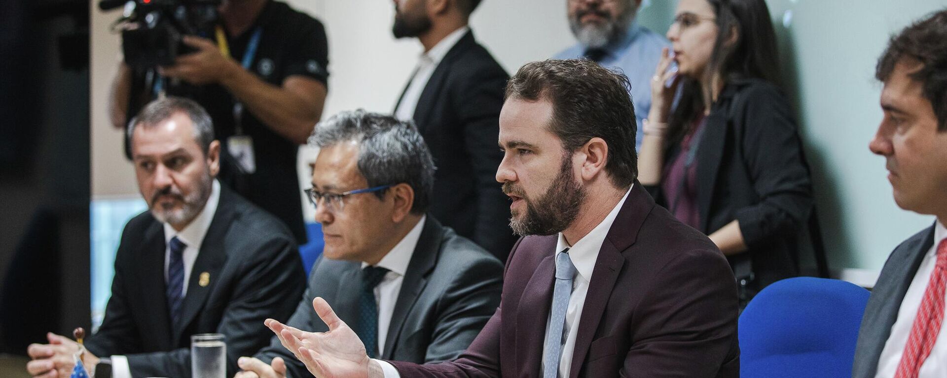 Em destaque, o ministro da Fazenda, Dario Durigan, durante anúncio de projeto com os Estados Unidos para o combate ao tráfico de armas e drogas, em 10 de abril de 2026 - Sputnik Brasil, 1920, 10.04.2026