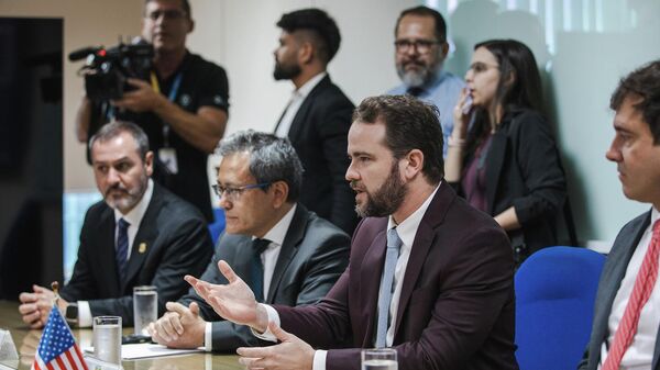 Em destaque, o ministro da Fazenda, Dario Durigan, durante anúncio de projeto com os Estados Unidos para o combate ao tráfico de armas e drogas, em 10 de abril de 2026 - Sputnik Brasil