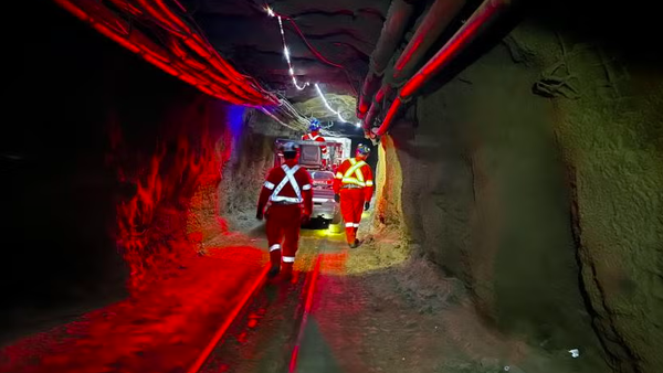 A equipe do SNOLAB acompanha o refrigerador de diluição por 1,2 quilômetros através da galeria da mina até a entrada do laboratório - Sputnik Brasil