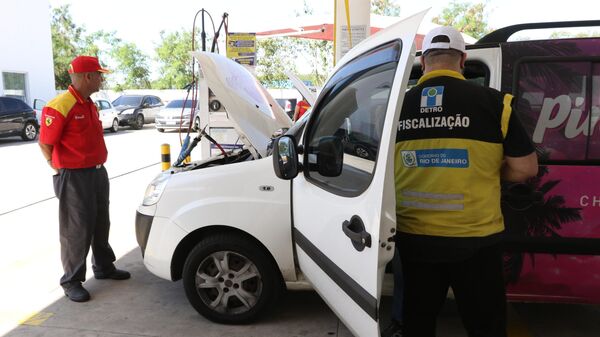Agentes da Agência Nacional do Petróleo, Gás Natural e Biocombustíveis (ANP), Procon, Naturgy, Ipem, Inmetro, Detro, Secretaria Municipal de Transportes e Detran realizam força-tarefa para fiscalizar postos de combustíveis, com foco no abastecimento com GNV, na zona oeste do Rio de Janeiro, 16 de agosto de 2022 - Sputnik Brasil