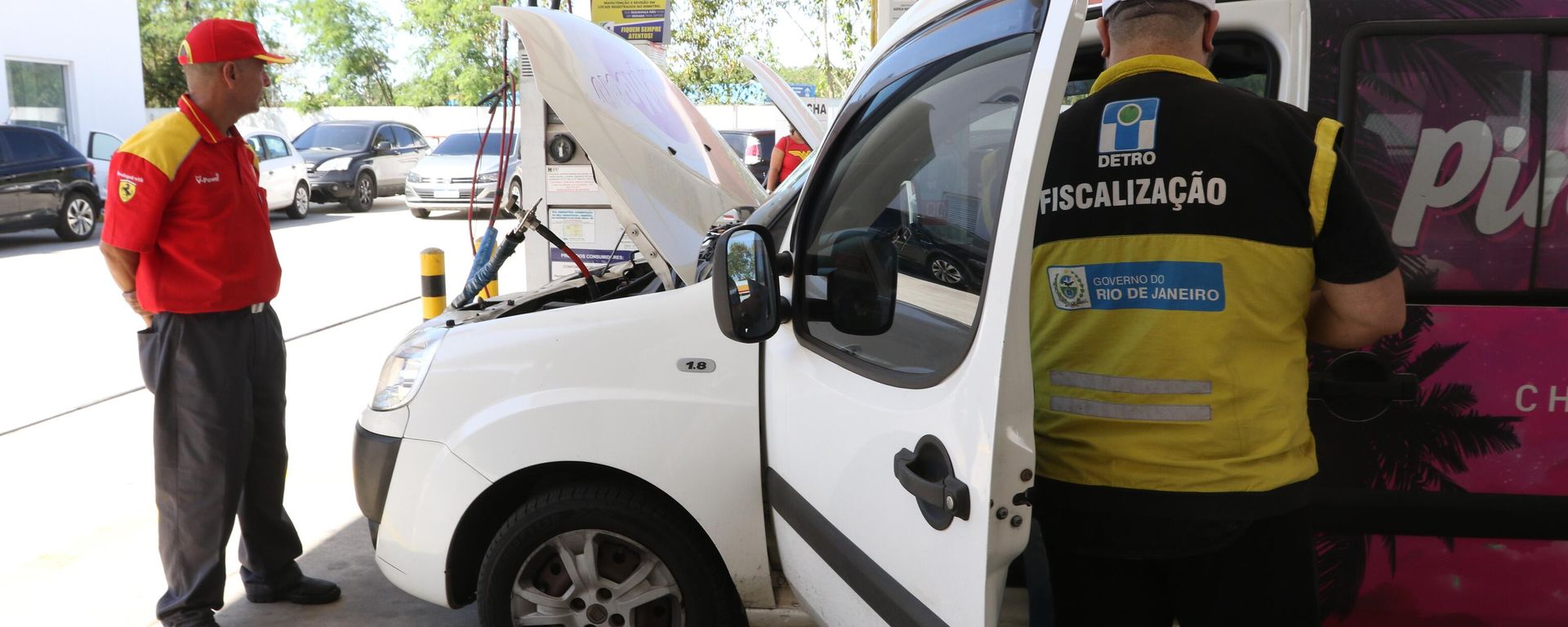 Agentes da Agência Nacional do Petróleo, Gás Natural e Biocombustíveis (ANP), Procon, Naturgy, Ipem, Inmetro, Detro, Secretaria Municipal de Transportes e Detran realizam força-tarefa para fiscalizar postos de combustíveis, com foco no abastecimento com GNV, na zona oeste do Rio de Janeiro, 16 de agosto de 2022 - Sputnik Brasil, 1920, 11.04.2026