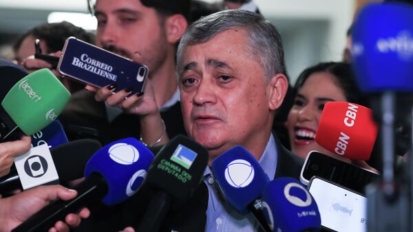 Deputado e líder do governo, José Guimarães e o lider do PT na Câmara, Deputado Lindbergh Farias, durante coletiva após reunião de líderes - Sputnik Brasil