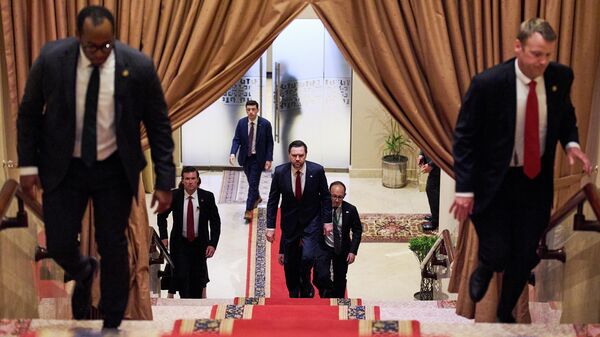 O vice-presidente dos EUA, JD Vance, ao centro, sobe uma escadaria para se reunir com o primeiro-ministro do Paquistão, Shehbaz Sharif, neste sábado, 11 de abril de 2026, em Islamabad, para conversas sobre o Irã. - Sputnik Brasil