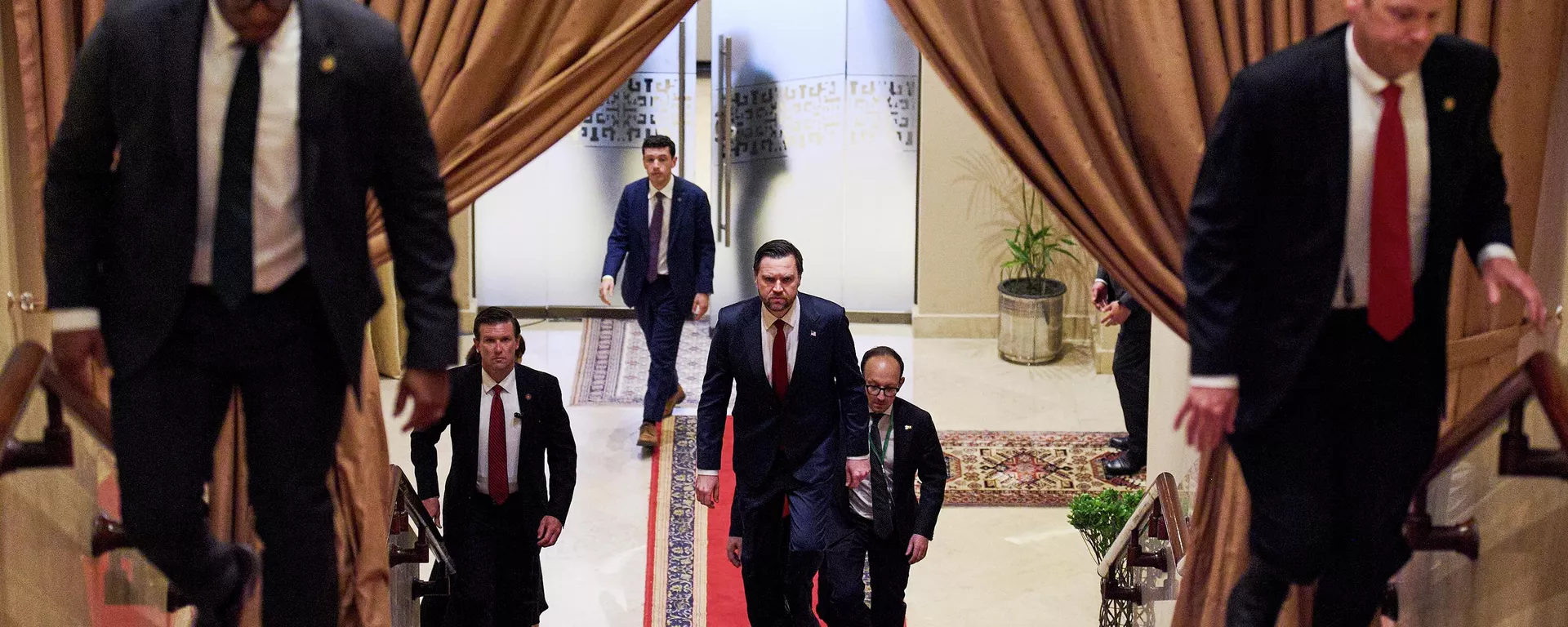 O vice-presidente dos EUA, JD Vance, ao centro, sobe uma escadaria para se reunir com o primeiro-ministro do Paquistão, Shehbaz Sharif, neste sábado, 11 de abril de 2026, em Islamabad, para conversas sobre o Irã. - Sputnik Brasil, 1920, 12.04.2026