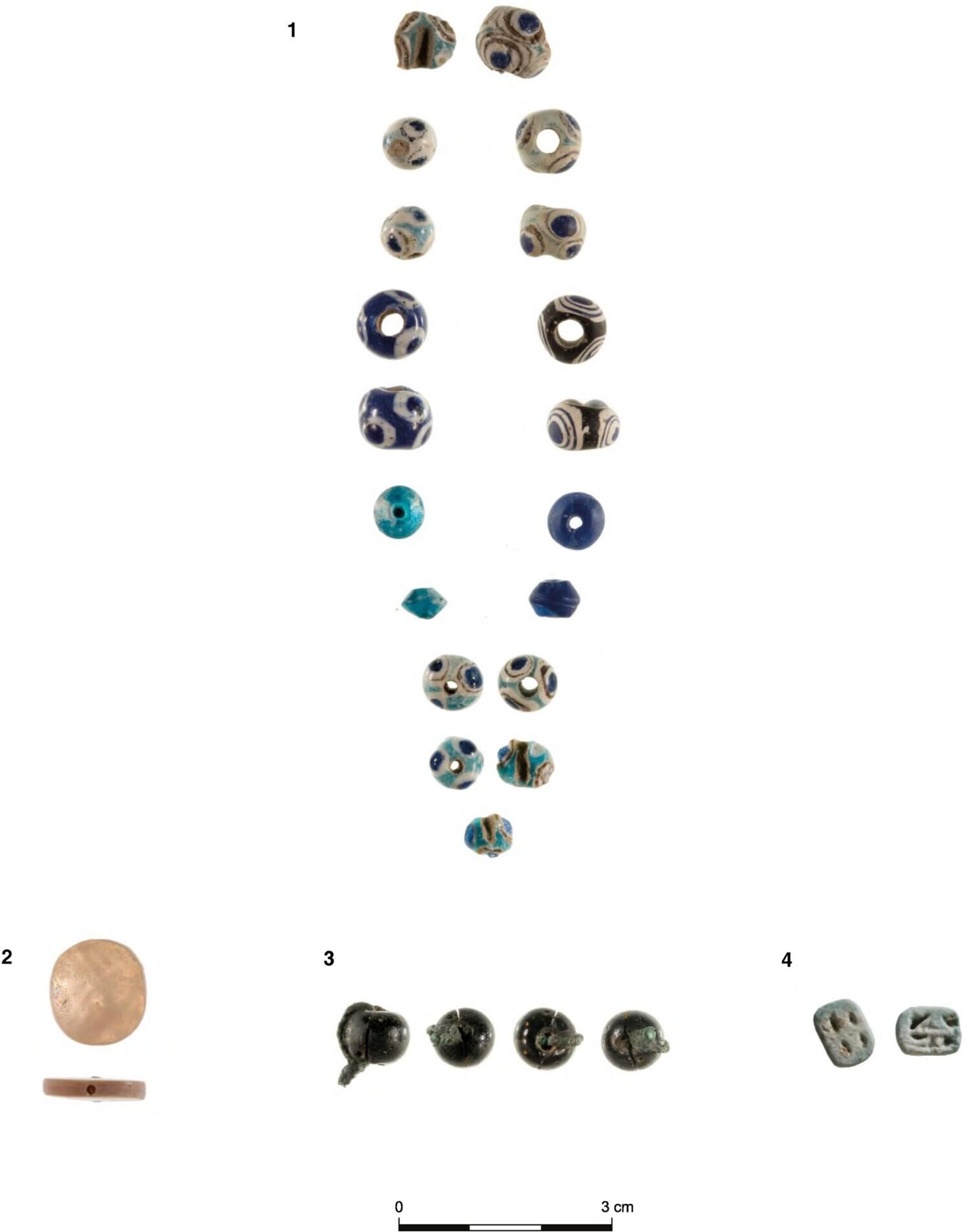 Uma seleção de contas encontradas no local da vala comum. - Sputnik Brasil, 1920, 12.04.2026