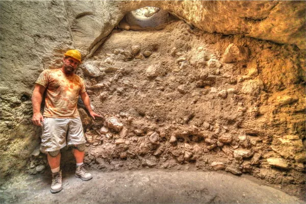 Camada inferior do enterro revelado. - Sputnik Brasil