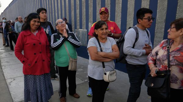 Eleitores aguardam a abertura de uma seção eleitoral durante as eleições gerais em Lima, Peru. - Sputnik Brasil