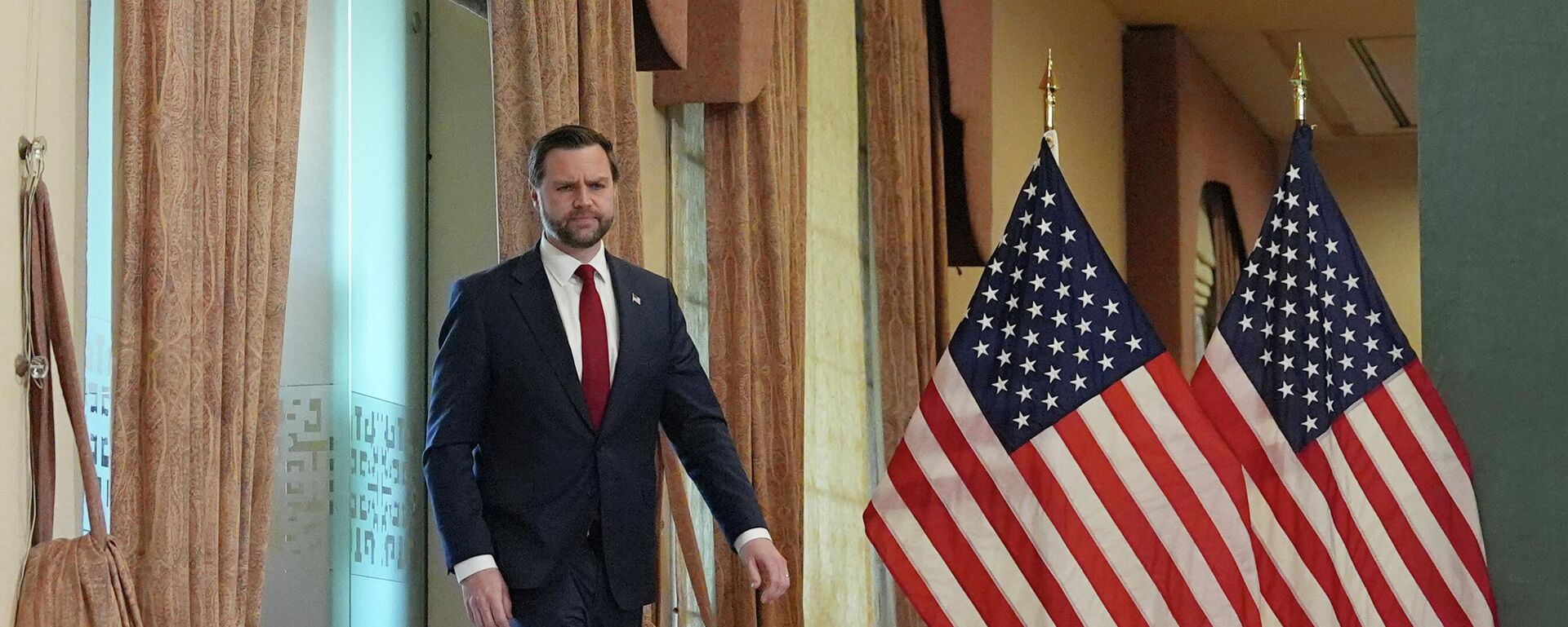 O vice-presidente dos Estados Unidos, J. D. Vance, após encontro com representantes do Irã e do Paquistão em Islamabad, em 12 de abril de 2026 O vice-presidente dos Estados Unidos, J. D. Vance, após encontro com representantes do Irã e do Paquistão em Islamabad, em 12 de abril de 2026 - Sputnik Brasil, 1920, 13.04.2026