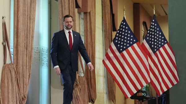 O vice-presidente dos Estados Unidos, J. D. Vance, após encontro com representantes do Irã e do Paquistão em Islamabad, em 12 de abril de 2026 - Sputnik Brasil