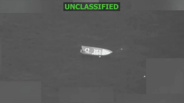 Comando Sul dos Estados Unidos divulgou vídeo de ataque a embarcação no Pacífico com dois mortos, em 13 de abril de 2026 - Sputnik Brasil