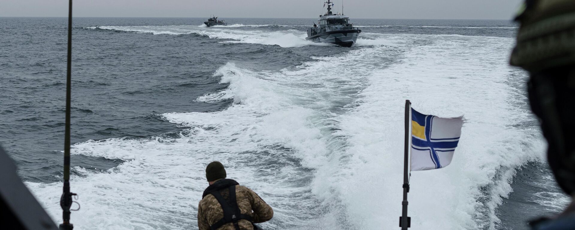Um militar da Marinha ucraniana está em um barco durante uma patrulha na costa do Mar Negro, na região de Odessa, Ucrânia, em 27 de março de 2025 - Sputnik Brasil, 1920, 14.04.2026