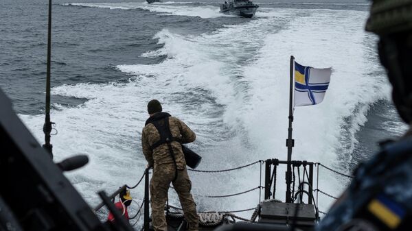 Um militar da Marinha ucraniana está em um barco durante uma patrulha na costa do Mar Negro, na região de Odessa, Ucrânia, em 27 de março de 2025 - Sputnik Brasil