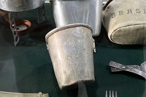 Item original utilizado por um combatente brasileiro que desenhou o personagem Zé Carioca com sua faca no cantil. Material disponível na Exposição do Verde Oliva no Forte de Copacabana com a temática As Forças Aliadas na Segunda Guerra Mundial - Sputnik Brasil