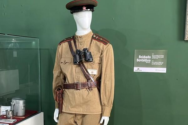 Uniforme de soldado soviético na Exposição do Verde Oliva no Forte de Copacabana com a temática As Forças Aliadas na Segunda Guerra Mundial - Sputnik Brasil