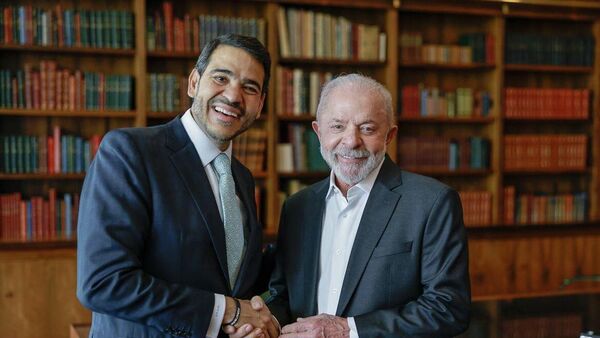 O advogado-geral da União, Jorge Messias (à esquerda), em encontro com o presidente do Brasil, Luiz Inácio Lula da Silva (à direita) - Sputnik Brasil