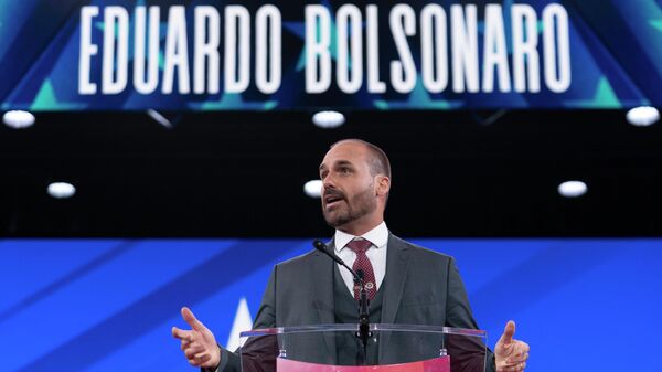 O ex-deputado federal Eduardo Bolsonaro durante discurso em uma convenção conservadora nos Estados Unidos, em 20 de fevereiro de 2025 - Sputnik Brasil