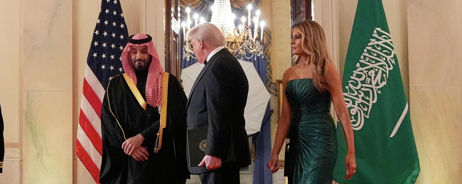 O presidente Donald Trump, a primeira-dama Melania Trump e o príncipe herdeiro da Arábia Saudita, Mohammed bin Salman, chegam pelo Salão Azul para um jantar no Salão Leste da Casa Branca. Washington, D.C., 18 de novembro de 2025 - Sputnik Brasil, 1920, 15.04.2026