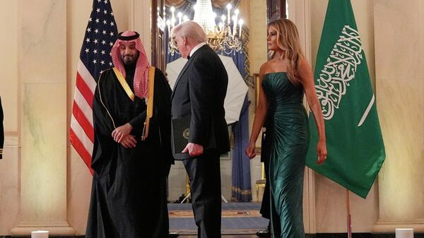 O presidente Donald Trump, a primeira-dama Melania Trump e o príncipe herdeiro da Arábia Saudita, Mohammed bin Salman, chegam pelo Salão Azul para um jantar no Salão Leste da Casa Branca. Washington, D.C., 18 de novembro de 2025 - Sputnik Brasil