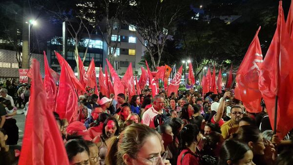 Centenas de manifestantes ocupam a Praça Oswaldo Cruz, em São Paulo, nesta quarta-feira (15), pedindo o fim da escala 6x1, vigente no Brasil - Sputnik Brasil
