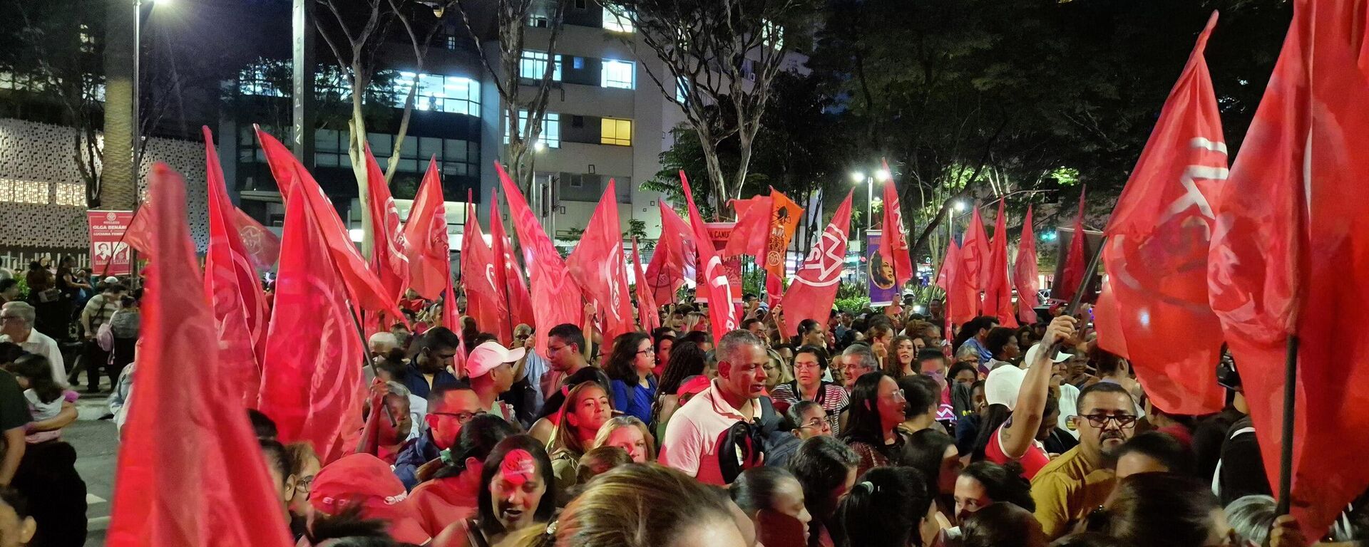 Centenas de manifestantes ocupam a Praça Oswaldo Cruz, em São Paulo, nesta quarta-feira (15), pedindo o fim da escala 6x1, vigente no Brasil - Sputnik Brasil, 1920, 15.04.2026