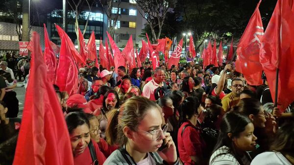 Centenas de manifestantes ocupam a Praça Oswaldo Cruz, em São Paulo, nesta quarta-feira (15), pedindo o fim da escala 6x1, vigente no Brasil - Sputnik Brasil