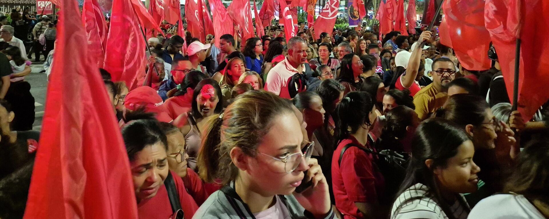 Centenas de manifestantes ocupam a Praça Oswaldo Cruz, em São Paulo, nesta quarta-feira (15), pedindo o fim da escala 6x1, vigente no Brasil - Sputnik Brasil, 1920, 15.04.2026
