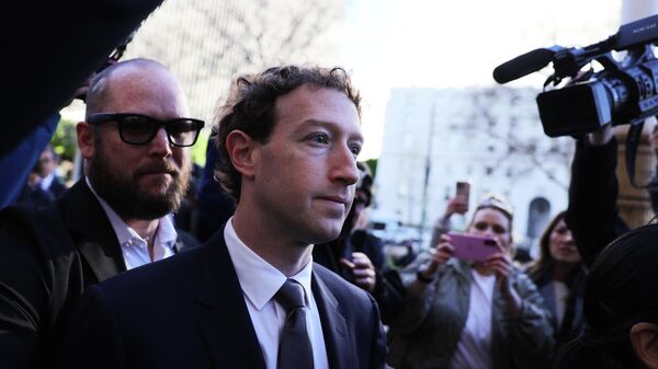 O CEO da Meta, Mark Zuckerberg, chegando para uma audiência sobre a influência das redes sociais no vício de jovens, em 18 de fevereiro de 2026. As atividades da Meta são proibidas na Rússia por serem consideradas extremistas - Sputnik Brasil