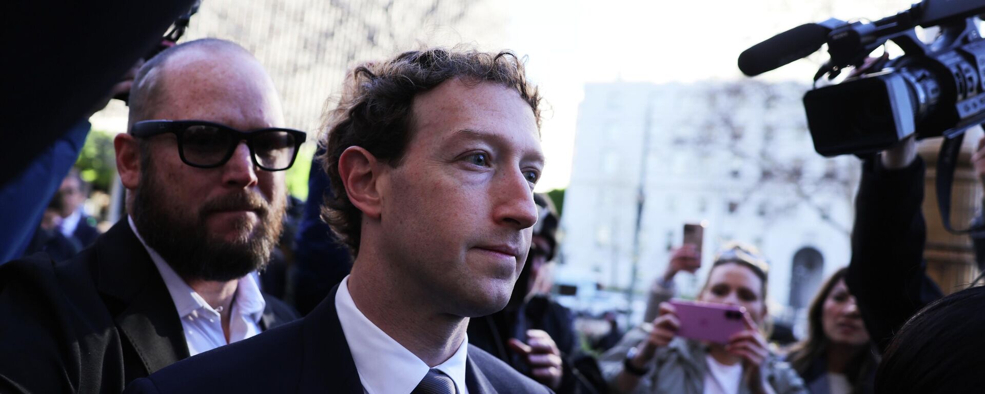 O CEO da Meta, Mark Zuckerberg, chegando para uma audiência sobre a influência das redes sociais no vício de jovens, em 18 de fevereiro de 2026. As atividades da Meta são proibidas na Rússia por serem consideradas extremistas - Sputnik Brasil, 1920, 16.04.2026
