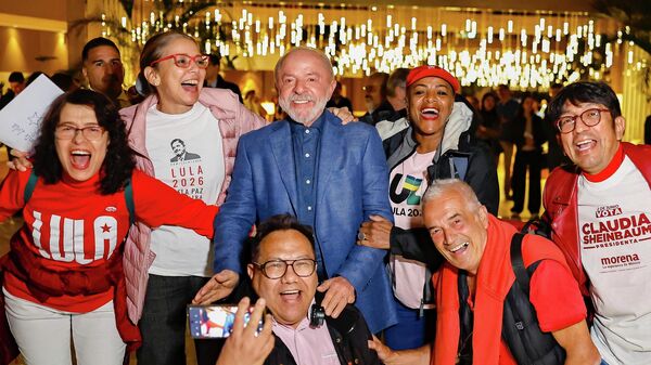 Presidente do Brasil, Luiz Inácio Lula da Silva chega ao aeroporto Josep Tarradellas Barcelona-El Prat, em Barcelona, na Espanha - Sputnik Brasil