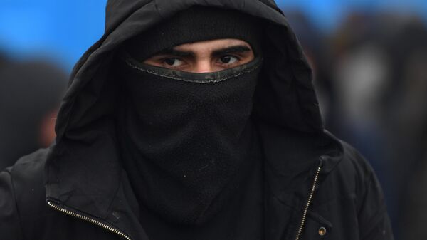 Homem com máscara  - Sputnik Brasil