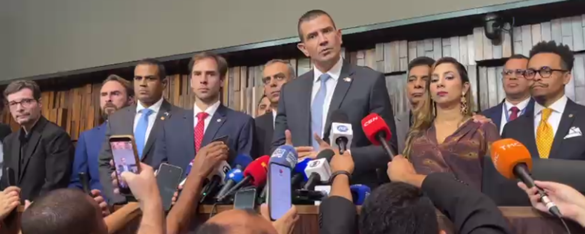 O deputado estadual Douglas Ruas (PL) concede entrevista coletiva após ser eleito presidente da Assembleia Legislativa do Estado do Rio de Janeiro (ALERJ), em 17 de abril de 2026 - Sputnik Brasil, 1920, 17.04.2026