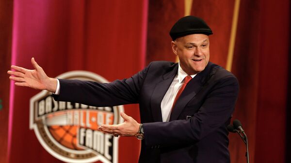 O ex-jogador de basquete brasileiro Oscar Schmidt durante cerimônia que incluiu seu nome no Hall da Fama Memorial Naismith do Basquete, em 8 de setembro de 2013 - Sputnik Brasil