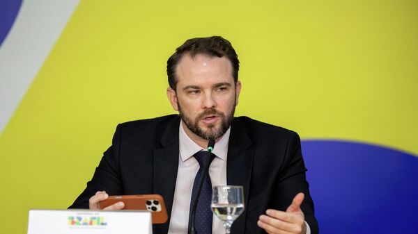 O ministro da Fazenda, Dario Durigan, durante coletiva de imprensa, em 6 de abril de 2026 - Sputnik Brasil