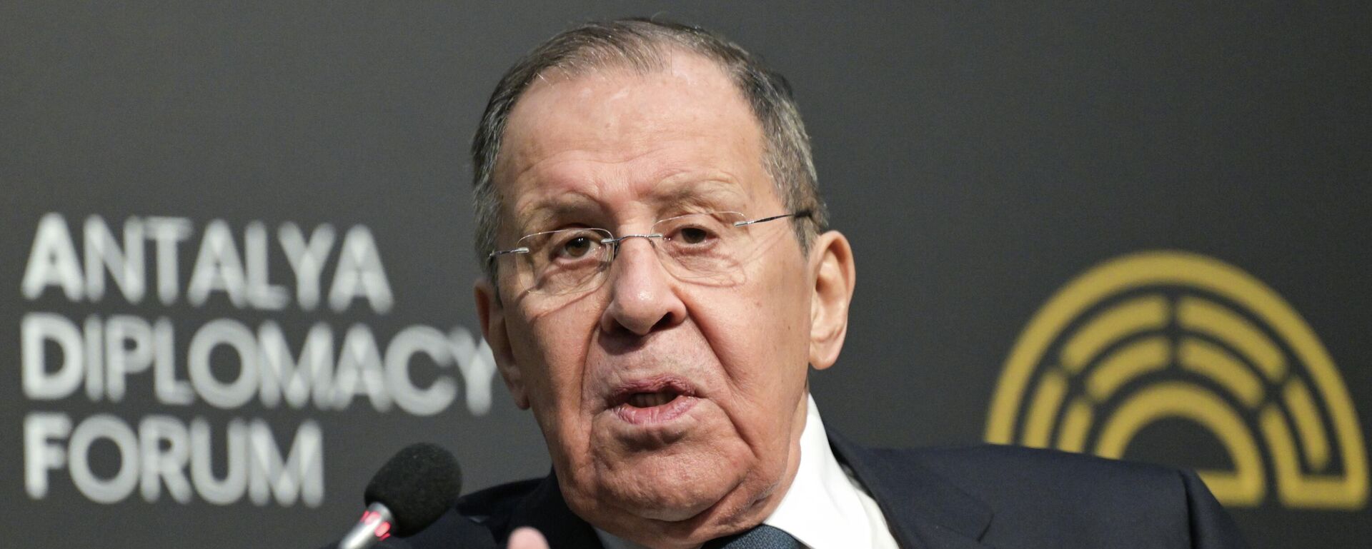 Sergei Lavrov durante uma reunião bilateral à margem do Fórum de Diplomacia de Antália na Turquia - Sputnik Brasil, 1920, 18.04.2026