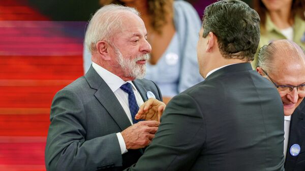 O presidente da República, Luiz Inácio Lula da Silva, cumprimenta o presidente do Senado, Davi Alcolumbre, durante cerimônia de assinatura do Pacto Brasil de Enfrentamento ao Feminicídio no Palácio do Planalto, Brasília, Distrito Federal, 4 de fevereiro de 2026 - Sputnik Brasil