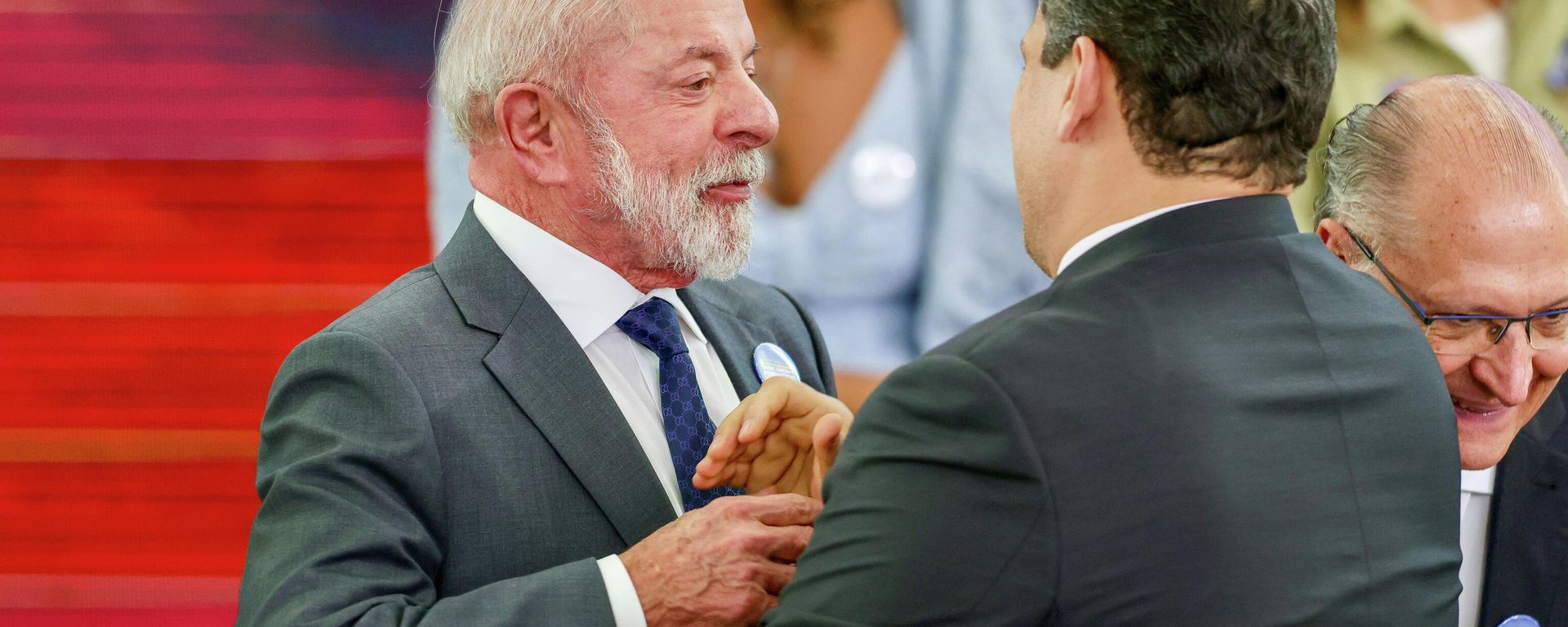 O presidente da República, Luiz Inácio Lula da Silva, cumprimenta o presidente do Senado, Davi Alcolumbre (União-AP), durante cerimônia de assinatura do Pacto Brasil de Enfrentamento ao Feminicídio, no Palácio do Planalto. Brasília (DF), 4 de fevereiro de 2026 - Sputnik Brasil, 1920, 12.08.2026