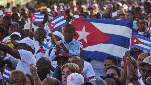 Pessoas participam de uma celebração que marca o 65º aniversário da proclamação que declarou a Revolução Cubana socialista, em Havana, Cuba, 16 de abril de 2026 - Sputnik Brasil