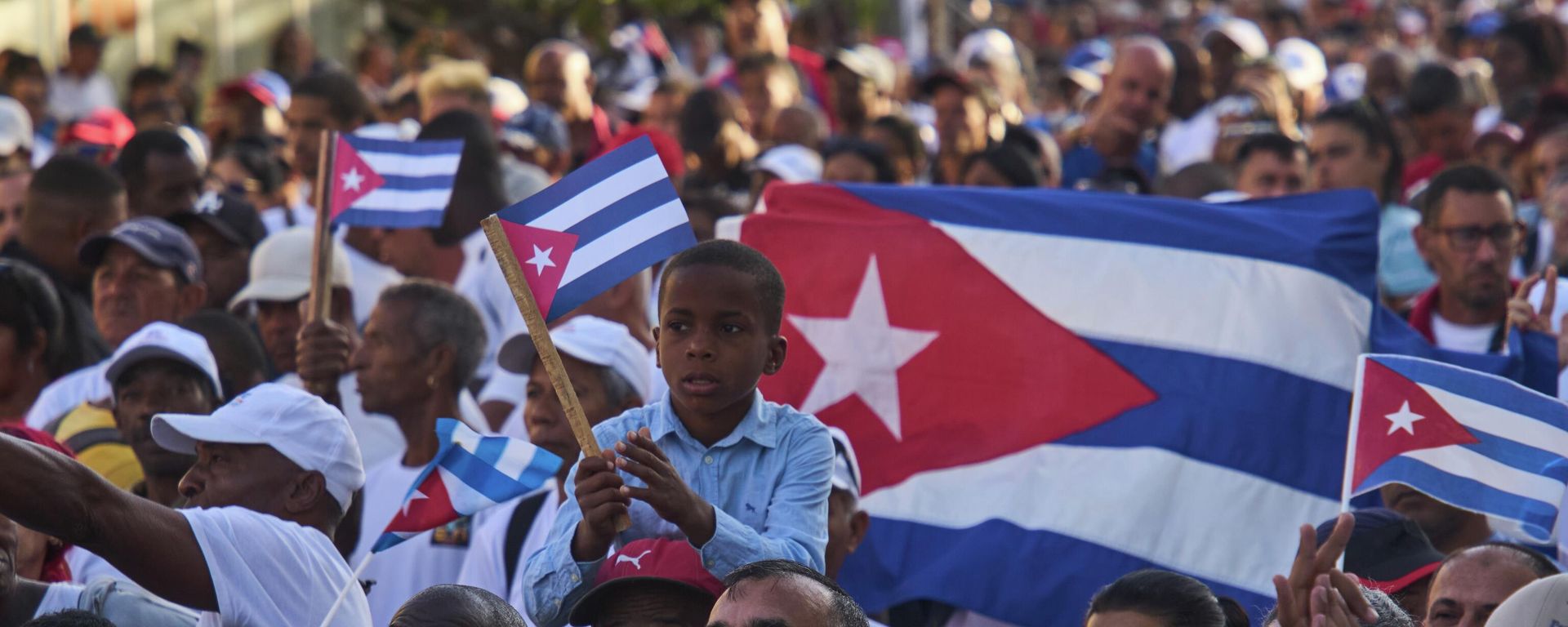 Pessoas participam da celebração pelo 65º aniversário da proclamação que declarou a Revolução Cubana. Havana, 16 de abril de 2026 - Sputnik Brasil, 1920, 06.08.2026