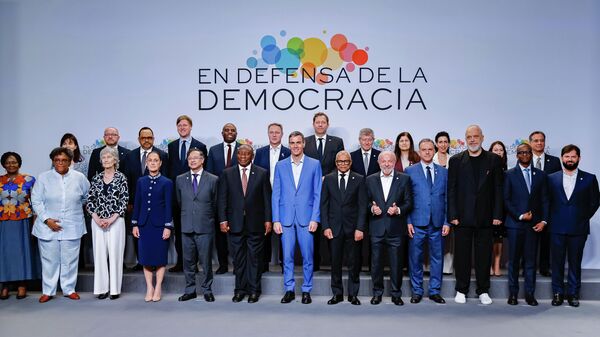 Líderes mundiais durante foto oficial do fórum Democracia Sempre, realizado em Barcelona, na Espanha, em 18 de abril de 2026 - Sputnik Brasil