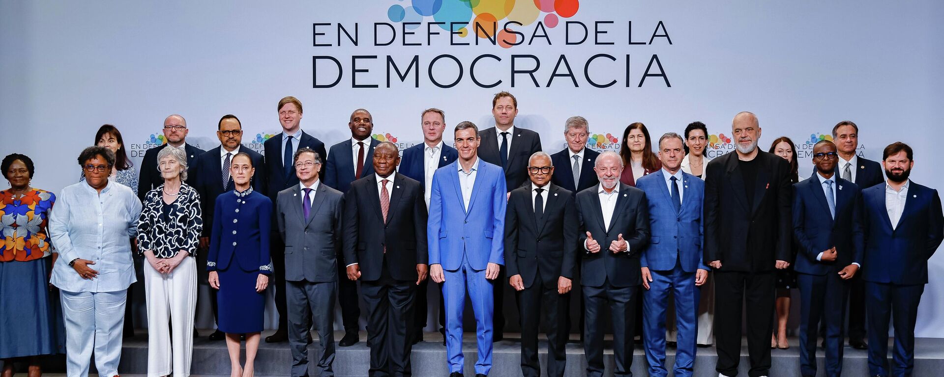 Líderes mundiais durante foto oficial do fórum Democracia Sempre, realizado em Barcelona, na Espanha, em 18 de abril de 2026 - Sputnik Brasil, 1920, 19.04.2026