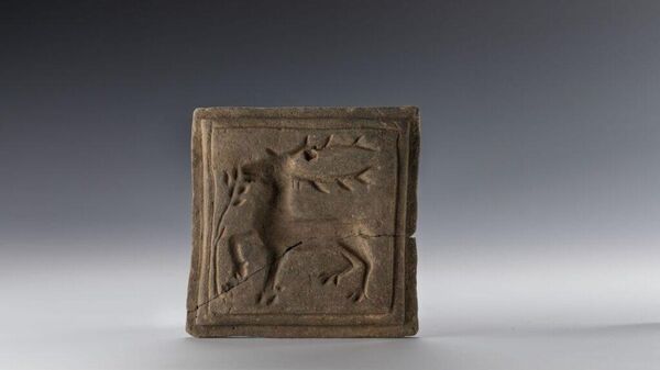 Molde para fazer telhas cerâmicas em forma de folha representando um cervo andando - Sputnik Brasil