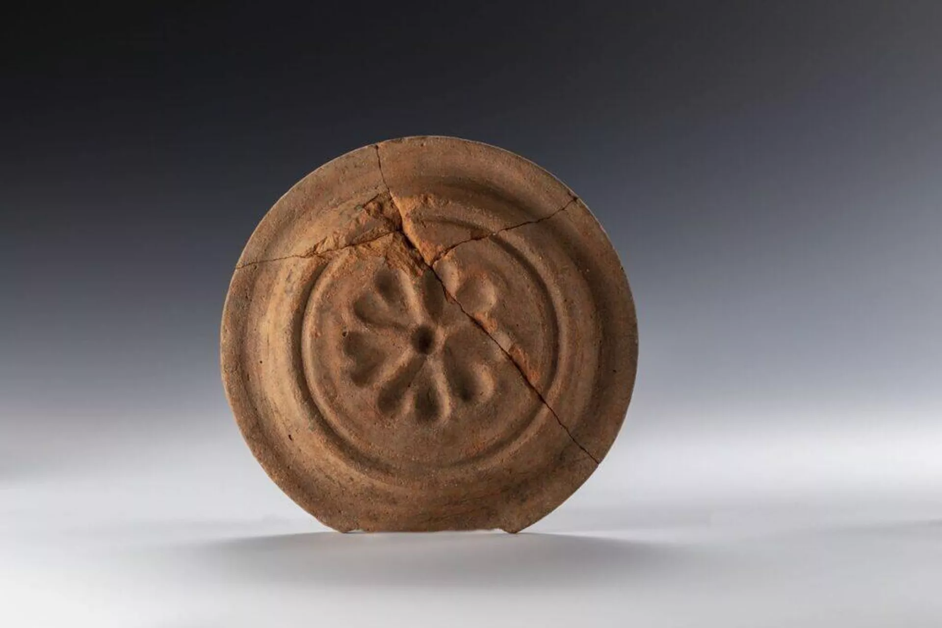 Molde de cerâmica em forma de prato com motivo de rosa de cinco pétalas - Sputnik Brasil, 1920, 19.04.2026