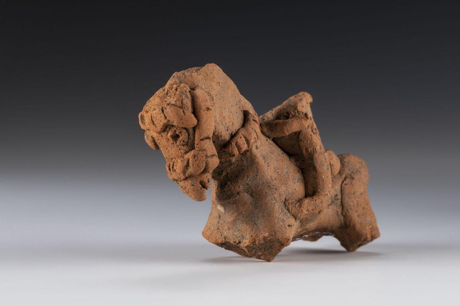 Figura de um cavaleiro a cavalo descoberta em uma oficina de cerâmica medieval, na Suíça