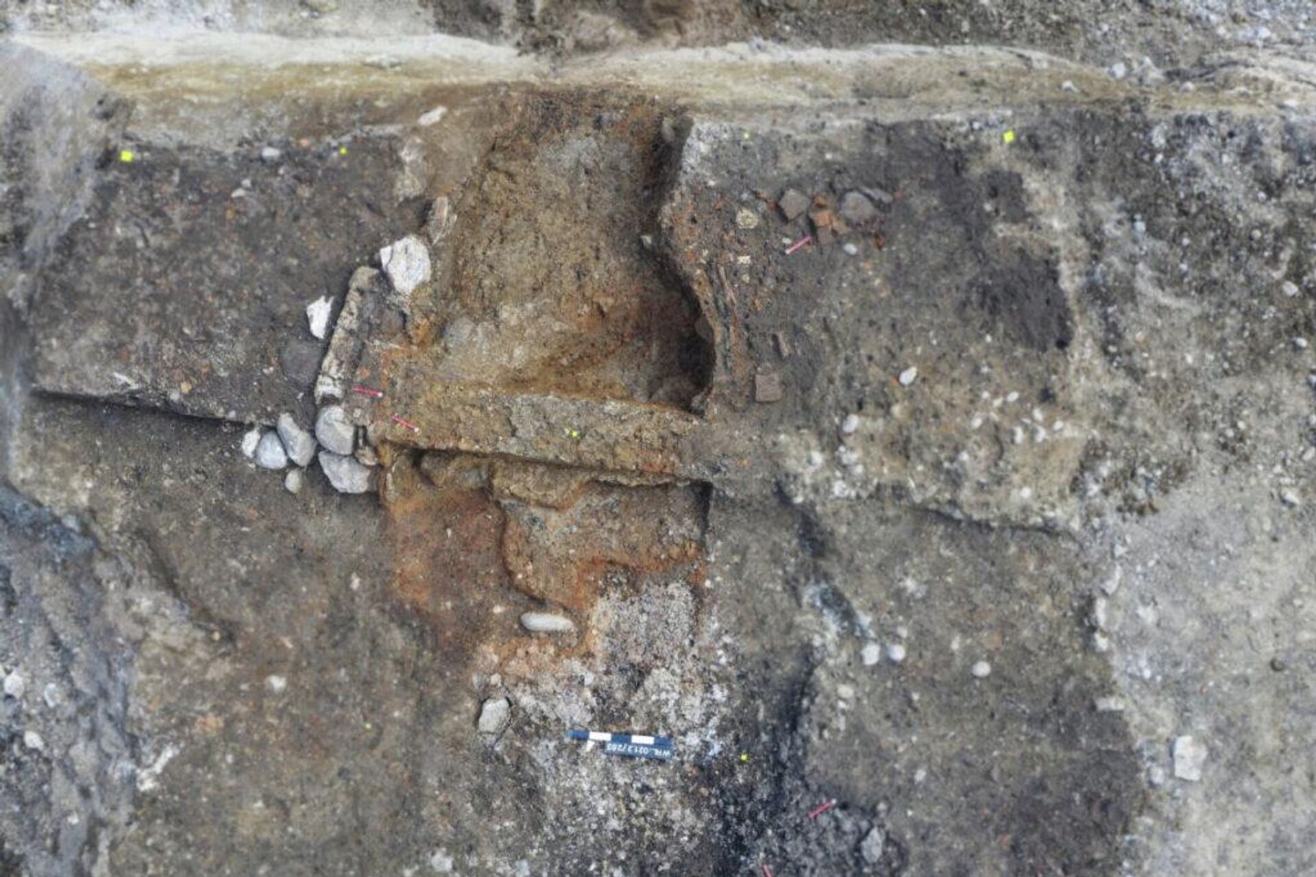 Restos destruídos de forno horizontal com câmara de queimadura, na Suíça