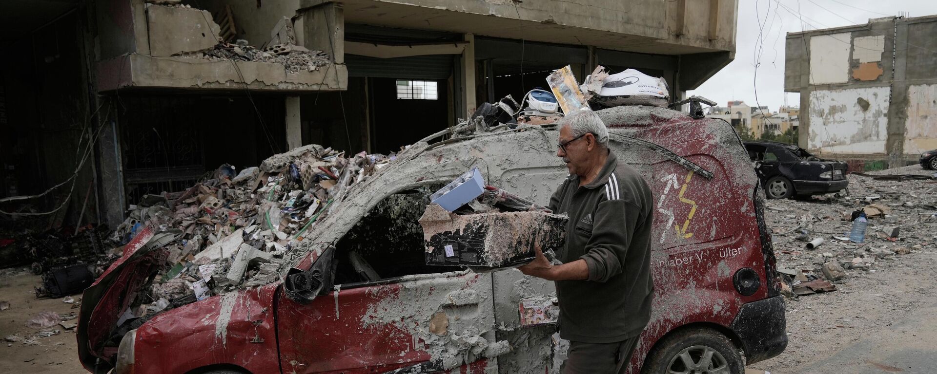 Homem recupera alguns de seus pertences de um prédio destruído em um ataque aéreo israelense anterior, durante um cessar-fogo entre o Hezbollah e Israel no bairro de Hosh, em Tiro, sul do Líbano, em 19 de abril de 2026 - Sputnik Brasil, 1920, 19.04.2026